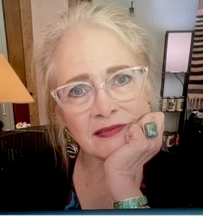 Tere Canzoneri looks at you